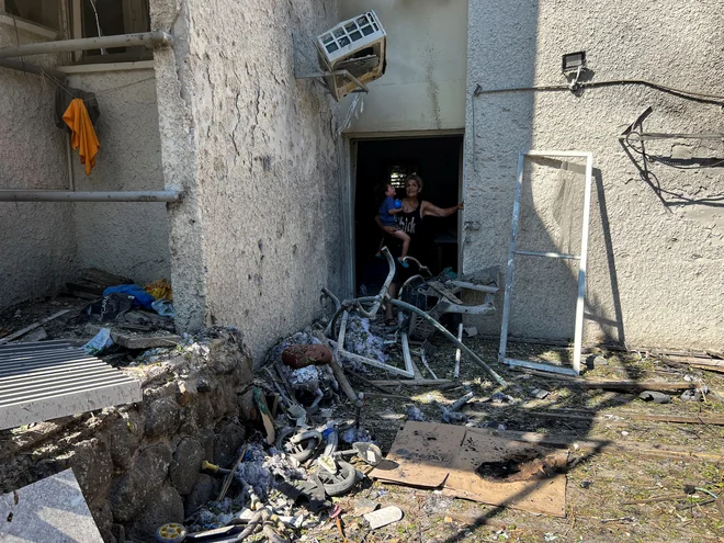 Izreal tudi danes nadaljuje smrtonosne napade na Gazo, kjer je bilo od 7. oktobra lani ubitih že več kot 40.000 ljudi. FOTO: Avi Ohayon/Reuters