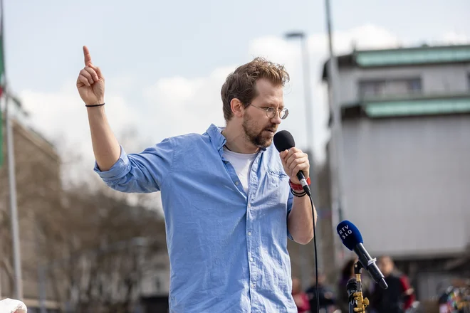 Jaša Jenul je v imenu iniciative Glas ljudstva vlado spet spomnil na predvolilne obljube. FOTO: Črt Piksi