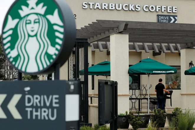 Pogoji zaposlitve Briana Niccola kot novega izvršnega direktorja Starbucksa so že vzbudili veliko pozornosti, zlasti zaradi višine njegove letne osnovne plače, ki znaša 1,6 milijona dolarjev. Poleg tega ima Niccol možnost prejemanja dodatnih bonusov, ki lahko znašajo do 7,2 milijona dolarjev, ter do 23 milijonov dolarjev letno v delnicah Starbucksa.

Foto Mike Blake/Reuters