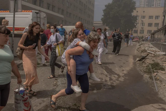 Tudi dve leti in pol po začetku vojne Kijev ni varen pred ruskimi raketnimi napadi. FOTO: Roman Pilipey/AFP
