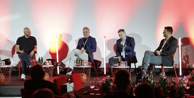 Med govorci na prvem panelu so državni sekretar Matevž Frangež, Matevž Mazij, predsednik upravnega odbora in izvršni direktor Bragg Gaming Group, Drago Kavšek, član uprave Petrola, in Andrej Andoljšek, predsednik uprave in izvršni direktor banke Addiko. FOTO: Jože Suhadolnik