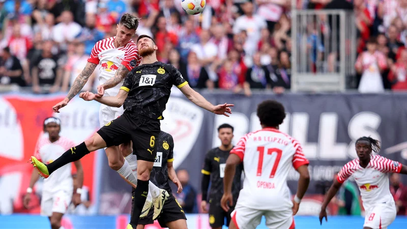 Benjamin Šeško (levo) bo v nemškem prvenstvu imel tudi zračne dvoboje. FOTO: Ronny Hartmann/AFP