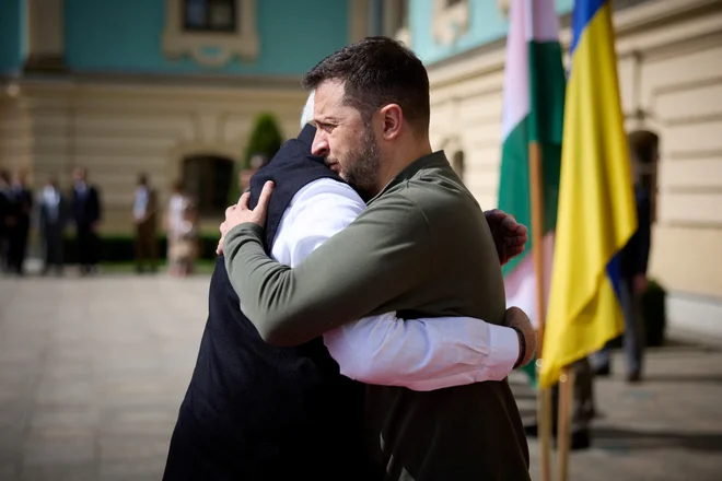 Indijski premier Narenda Modi je objel Volodimirja Zelenskega, tako kot junija tudi Vladimirja Putina. FOTO: Reuters
