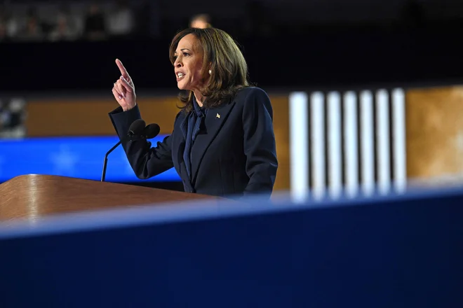 Kamala Harris je privržence spomnila na vlogo, ki jo je kot podpredsednica ZDA odigrala pri oblikovanju široke zavezniške koalicije, s pomočjo katere se Ukrajina že dve leti in pol bori za preživetje. FOTO: Saul Loeb/AFP