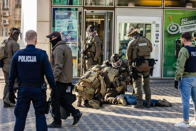 Pri intervenciji marca letos je bil lažje poškodovan eden izmed policistov, storilec, državljan Slovenije, je ostal nepoškodovan. FOTO: Črt Piksi/Delo