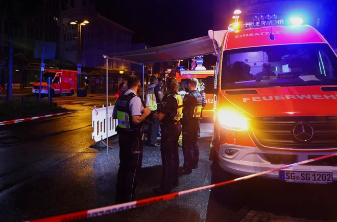 V Solingen so prispele oborožene enote z okoli 40 vozili iz celotne zvezne dežele Severno Porenje-Vestfalija, ulična križišča so zaprli, prebivalce pa pozvali, naj ostanejo v svojih hišah. FOTO: Thilo Schmuelgen/Reuters