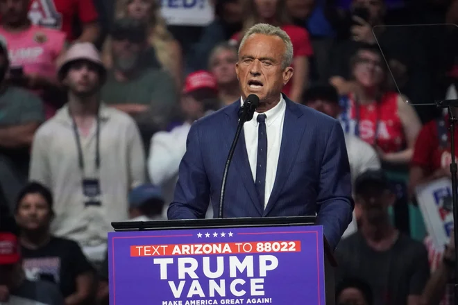 Nekdanji neodvisni predsedniški kandidat Robert F. Kennedy Jr. med govorom na petkovem zborovanju republikancev v Arizoni. FOTO: Go Nakamura/Reuters