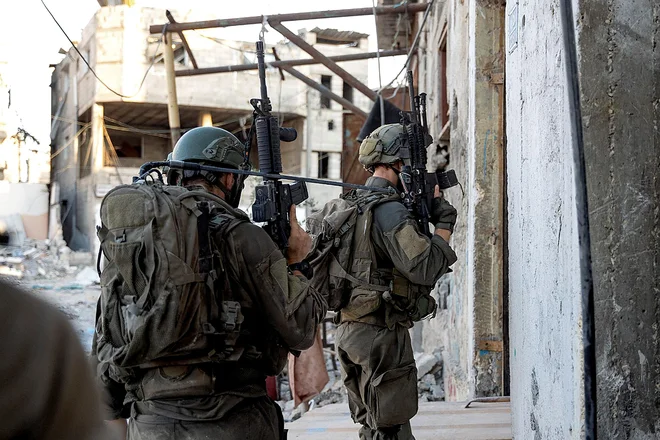 Izraelski vojaki v Gazi. FOTO: AFP
