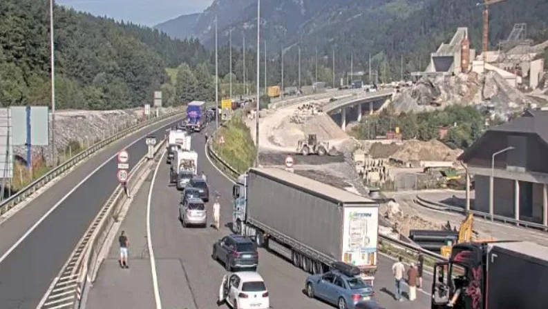 Izvoz Lipce, Jesenice vzhod je iz smeri Ljubljane možen samo za lokalni promet, poroča prometnoinformacijski center. Foto Promet.si