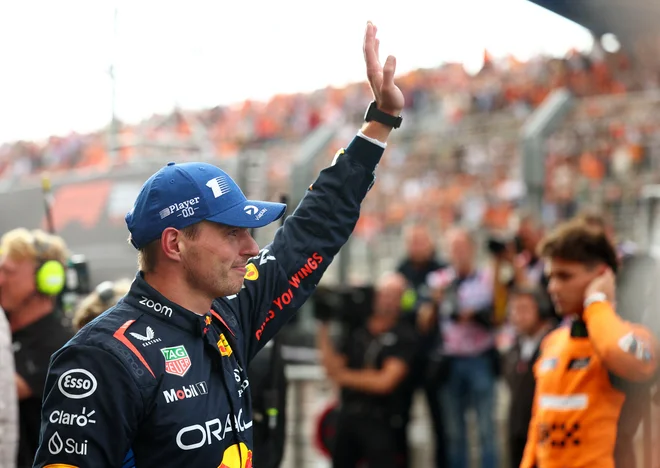Max Verstappen je takole pozdravil svoje številne navijače. FOTO: Lisi Niesner/Reuters