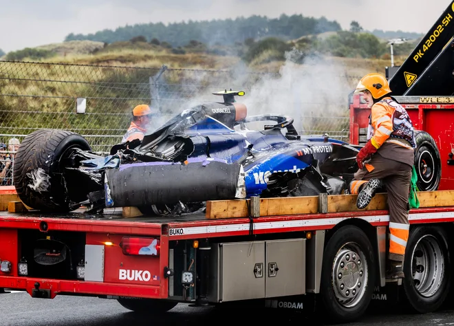Logan Sargeant je med tretjim prostim treningom silovito trčil v zaščitno ogrado in močno poškodoval svoj dirkalnik. FOTO: Remko De Waal/AFP