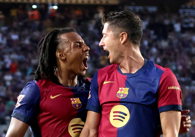 Robert Lewandowski (desno) se je takole veselil svojega gola s soigralcem Julesom Koundejem. FOTO: Nacho Doce/Reuters