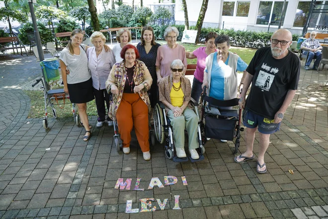 V okviru sodelovanja zavoda Bunker z Domom upokojencev na Taboru v Ljubljani so se na delavnicah pogovarjali o letošnji temi na festivalu Mladi levi Krpanje nevidnega. FOTO: Jože Suhadolnik/Delo