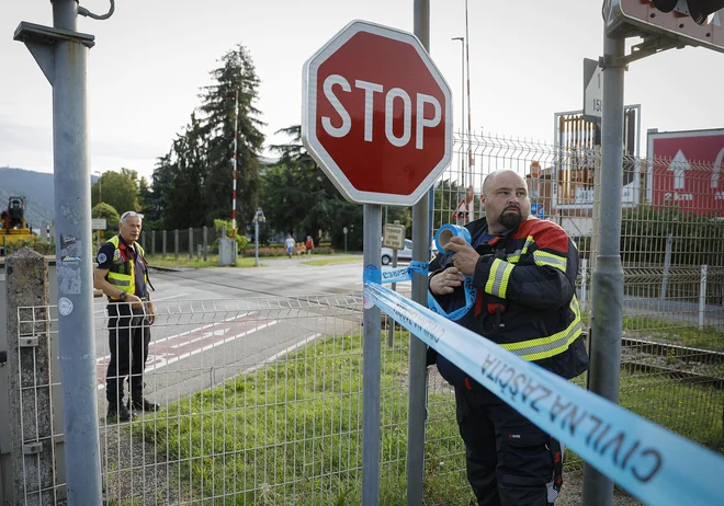To je že sedma bomba, ki so jo našli med obnovo novogoriške železniške postaje. FOTO: Jože Suhadolnik