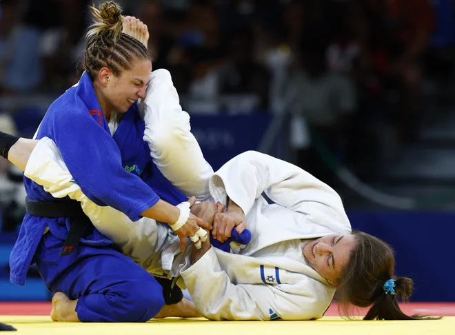 Kaja Kajzer (levo) je na olimpijskih igrah v Parizu izgubila z Izraelko Timno Nelson-Levy. FOTO: Kim Kyung-hoon/Reuters