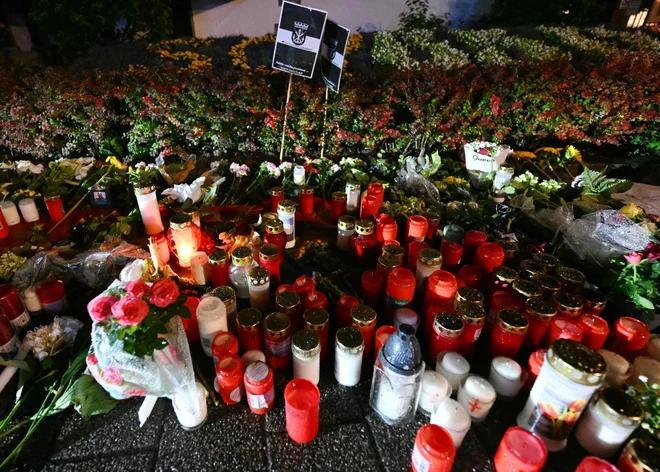 Sveče in cvetje v spomin na umrle v napadu. FOTO: Ina Fassbender AFP