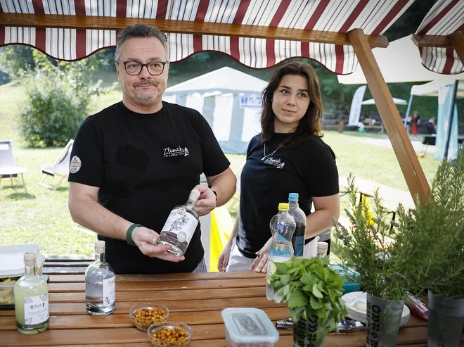 Pr’farski gin Zlumak Uroša Štucina si je v Londonu prislužil zmagovalni naziv v kategoriji klasičnega gina z več kot 42-odstotnim deležem alkohola. FOTO: Jože Suhadolnik/Delo