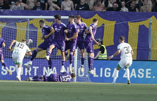 Največji slovenski nogometni derbi ni razočaral, po njem pa sobili še najbolj zadovoljni v Kopru in Murski Soboti. FOTO: Jože Suhadolnik/Delo
