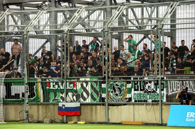 Nogometaše Olimpijie so na Reki spremljali glasni navijači, podobrno podporo bodo zdaj imeli hrvaški podrpavki v Ljubljani. FOTO: Goran Šebelić/Cropix