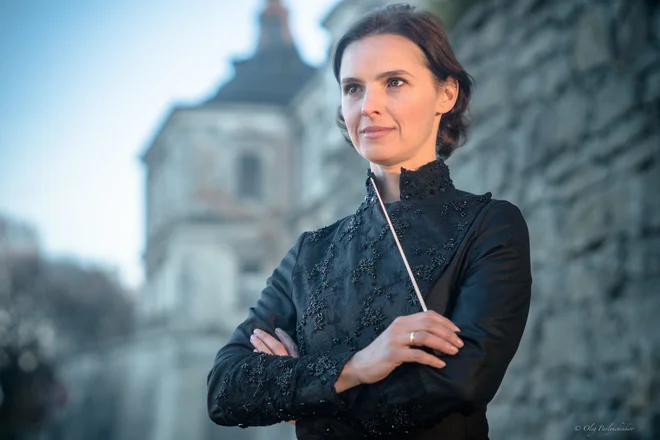 Oksana Liniv je s predlanskim imenovanjem za glasbeno vodjo Mestnega gledališča v Bologni postala prva dirigentka na čelu katere od italijanskih opernih hiš. FOTO: Oleh Pavliuchenkov