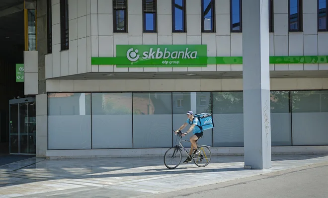 Banka bo poskušala čim več deležnikov o spremembah obvestiti sama. Foto Jože Suhadolnik/Delo