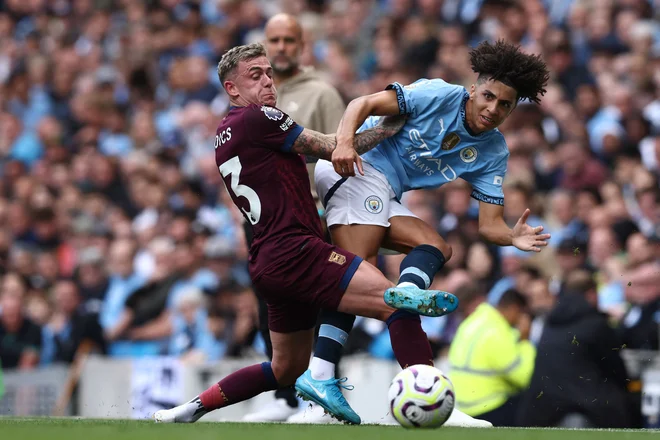 Manchester City se je doma proti Ipswichu znašel v zaostanku že v sedmi minuti. Zadel je Sammie Szmodics. A so sinjemodri hitro postavili stvari na svoje mesto: v 12., 14. in 16. minuti sta zadela Erling Haaland dvakrat in Kevin de Bruyne enkrat. Za vodstvo s 3:1! Nadaljevanje tekme je bilo mirnejše, je pa s tretjim golom zmago Cityja v 88. minuti potrdil Haaland. Foto: Darren Staples/Afp