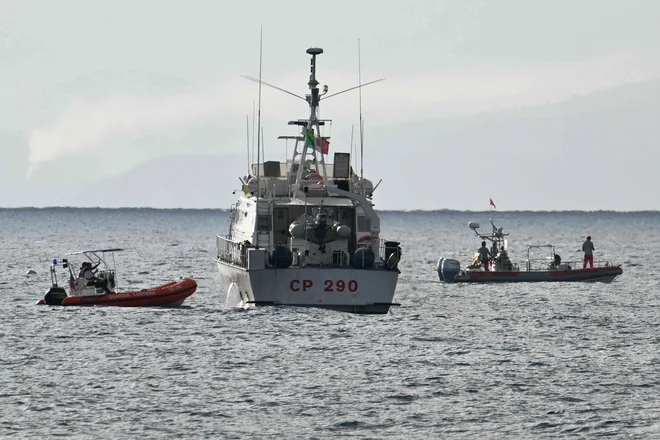 Seštevek napak, malomarnosti, tehničnih pomanjkljivosti in podivjanega vremena je povczročilo odmevno pomorsko nesrečo pri Palermu. FOTO: Alberto Pizzoli/Afp