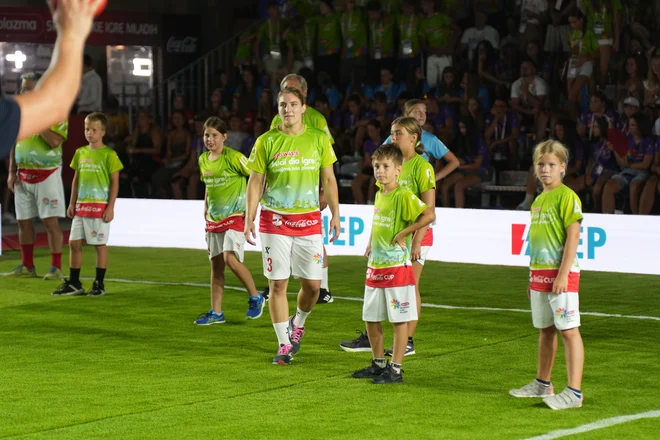 Zlata slovenska olimpijka Andreja Leški se je uspešno izkazala tudi pri igri med dvema ognjema. FOTO: ŠIM