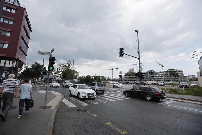 V bližini križišča Masarykove in Metelkove država načrtuje gradnjo sodobnega centra vodenja železniškega prometa. FOTO: Leon Vidic/Delo
