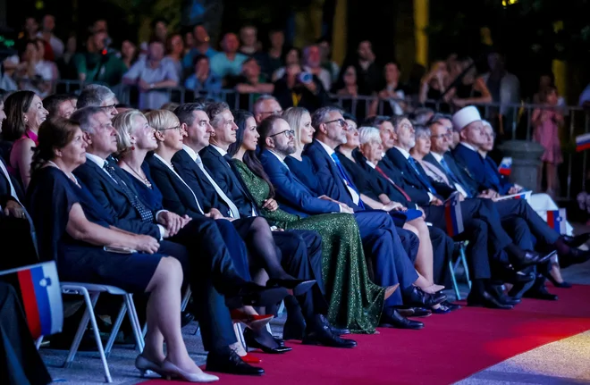 Z novim zakonom naj bi sistemsko uredili pravice in obveznosti funkcionarjev vseh treh vej oblasti. FOTO: Jože Suhadolnik