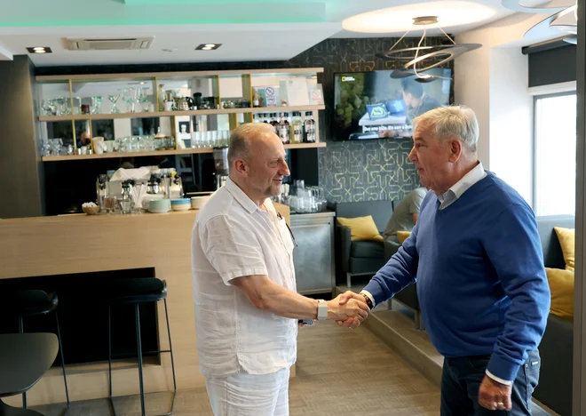 V kliniko vstopite kar skozi ZUU bar. FOTO: Blaž Samec