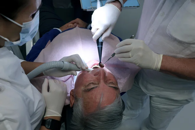 Ste si kdaj predstavljali, da bi lahko pri zobozdravniku kar spali? V kliniki Ortoimplant DENTAL SPA je to izvedljivo. FOTO: Blaž Samec