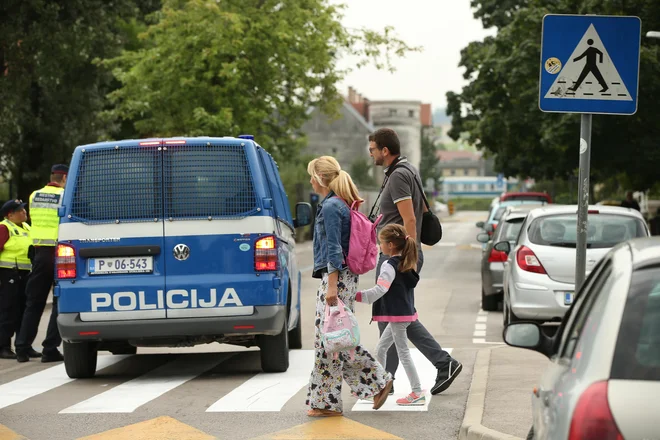 Policisti se že trudijo zagotavljati kar največjo varnost na poteh v šole. FOTO: Jure Eržen/Delo
