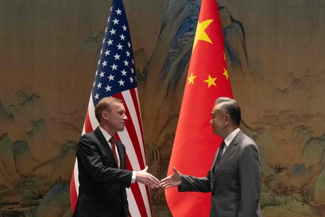 Kitajski zunanji minister Wang Yi med rokovanjem z ameriškim svetovalcem za nacionalno varnost Jakom Sullivanom v Pekingu FOTO: Ng Han Guan/AFP