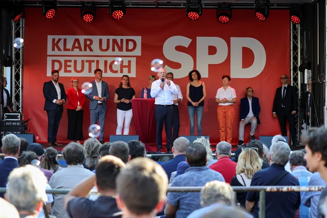 Kancler Olaf Scholz je nagovoril prebivalce Jene, ki se bodo skupaj z ostalimi Turingijci odpravili na deželne parlamentarje volitve to nedeljo. SPD kaže zelo slabo, saj se ji obeta vsega 6-odstotna podpora. FOTO: Karina Hessland/REUTERS