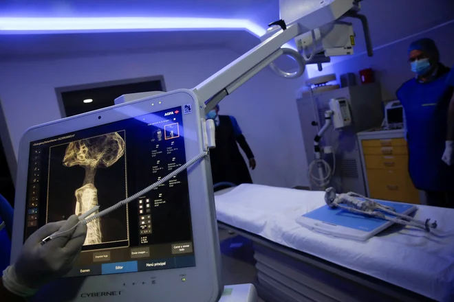 Eden od predlogov zdravstvenih zavodov je, da bi se morali v neprekinjeno zdravstveno varstvo vključevati vsi zdravniki specialisti, ki delajo v javni zdravstveni mreži, torej tudi koncesionarji. FOTO: Raquel Cunha/Reuters