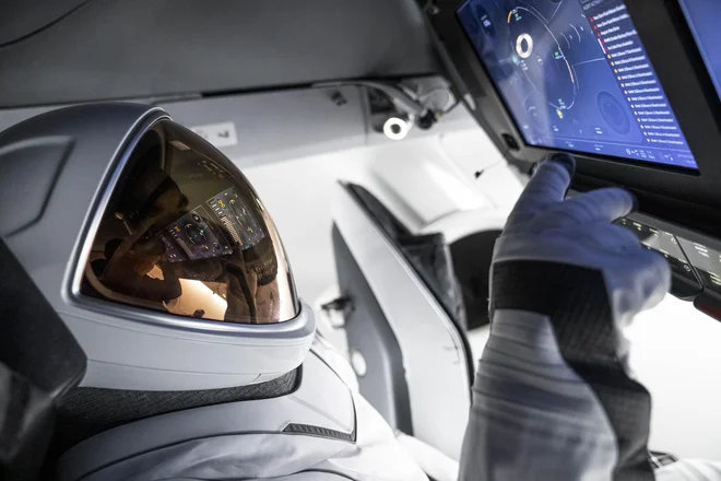 Nove obleke, prilagojene za vesoljske sprehode, so pri Spacexu razvili v dveh letih in pol. FOTO: Spacex

 