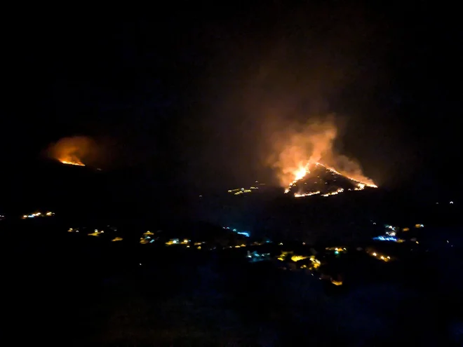 Požar pri Splitu je ogrožal hiše. FOTO: Gasilska brigada mesta Split