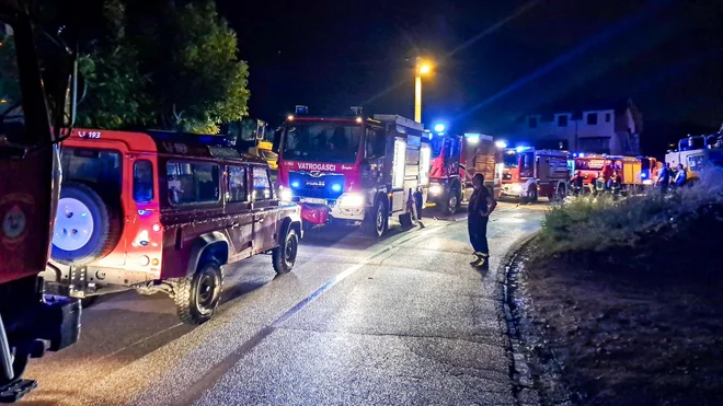 Požar pri Splitu je ogrožal hiše. FOTO: Gasilska brigada mesta Split