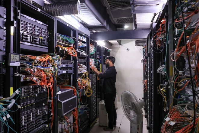 Pomanjkanje zmogljivosti v podatkovnih centrih lahko postane ozko grlo za nadaljnji digitalni razvoj. FOTO: Akhtar Soomro/Reuters