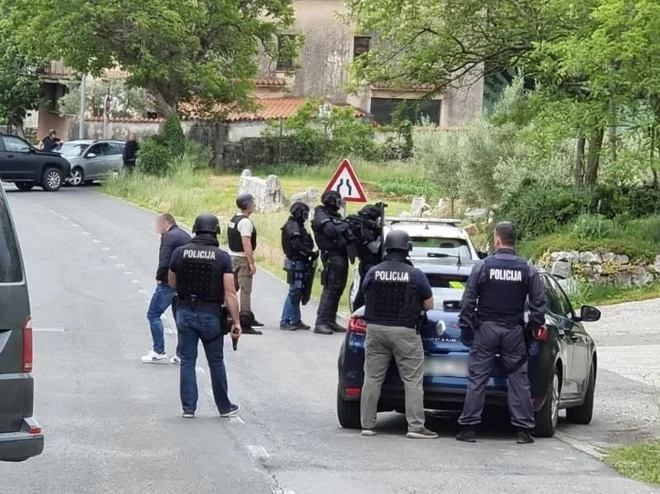 Na kraj so prihiteli tudi policisti z dolgocevnim orožjem in pogajalec. FOTO: PU Koper