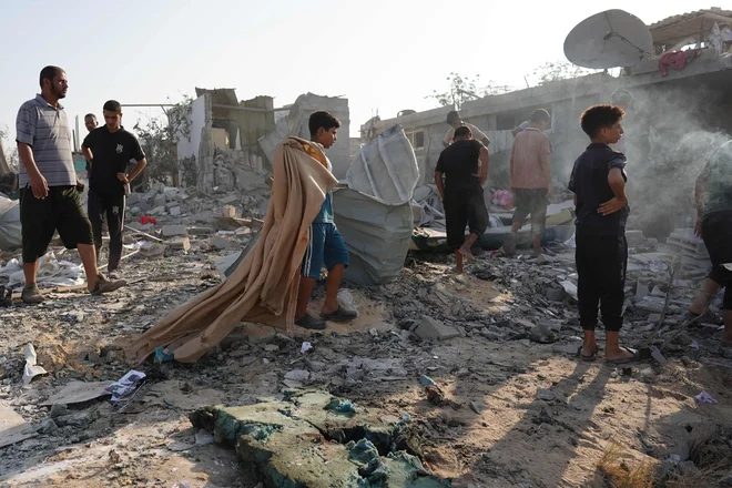 Na območju Gaze je bilo po podatkih tamkajšnjih oblasti v zadnjih 24 urah ubitih najmanj 50 ljudi, več kot 100 pa ranjenih. FOTO: Bashar Taleb/AFP