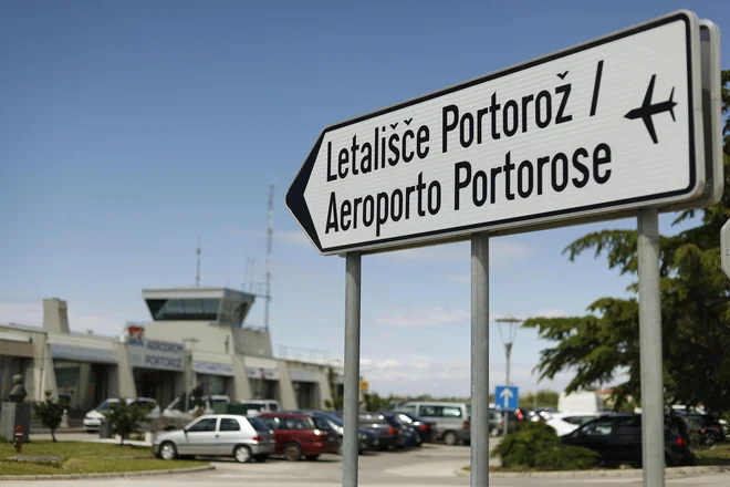 V Aerodromu Portorož opažajo, da pristaja več poslovnih letal kot v preteklih letih. FOTO: Leon Vidic/Delo