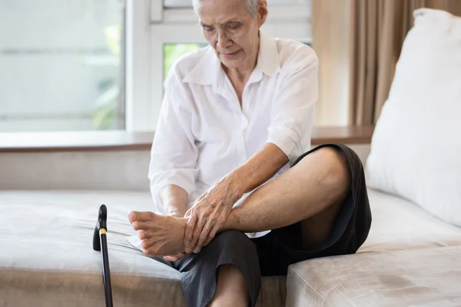 Najpogostejši simptom trna v peti je ostra, zbadajoča bolečina v spodnjem delu pete, še posebej zjutraj. FOTO: Medicofit