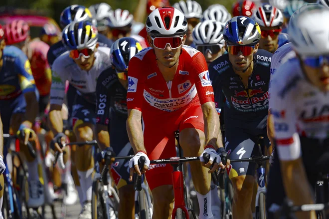 Primož Roglič (drugi z desne) diha za ovratnik rdeče majice Bena O'Connorja. Foto Sprint Cycling Agency/Unipublic