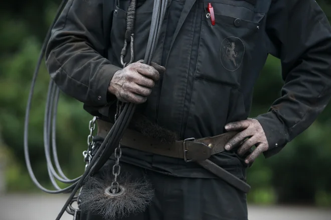 Za poklic dimnikarja je malo zanimanja. FOTO: Leon Vidic/Delo