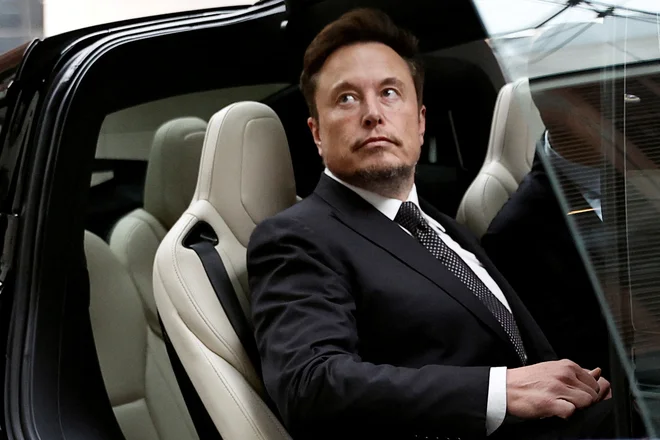 Bistveni krivec za negativno bilanco podjetja X je že od vsega začetka sam Elon Musk, saj vztrajno odganja poglaviten vir prihodkov platforme – oglaševalce. FOTO: Tingshu Wang/Reuters