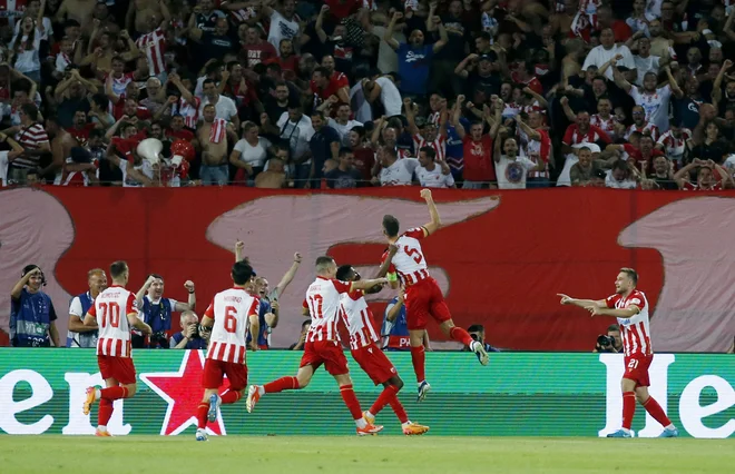 Izbruh navdušenja je sloviti beograjski Marakani, ki se zdaj imenuje stadion Rajko Mitić, je sprožil drugi gol, za katerega ima veliko zaslug tudi podajalec iz kota slovenski reprezentant Timi Max Elšnik (desno). FOTO: Novak Djurović/Reuters