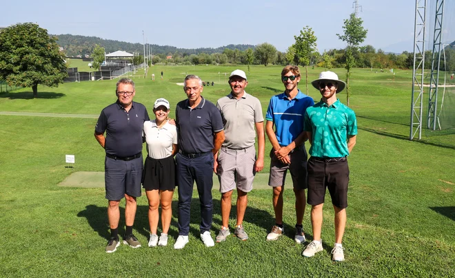 Ekipa, ki skrbi za razvoj golfa v Ljubljani: Matjaž Car, predsednik Racman Golf kluba, Iza Bela Ivanko, članica tekmovalne ekipe Racman GK, Kostja Židan, vodja športnih programov v zavodu Šport Ljubljana, Matej Dolenc, Klemen Kastelic in Jan Dietner (vsi trenerji iz Racman GK). FOTO: Matej Družnik