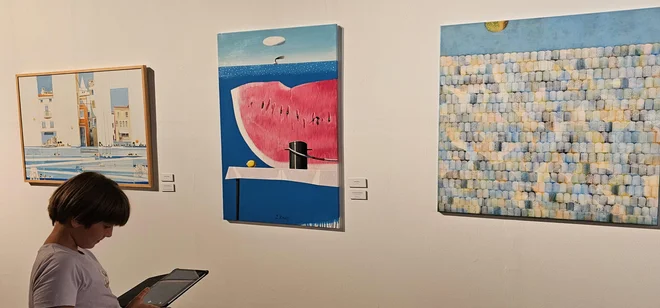 Utrinek z nekaterimi nagrajenimi deli z lanske razstave v Galeriji Monfort FOTO: Boris Šuligoj